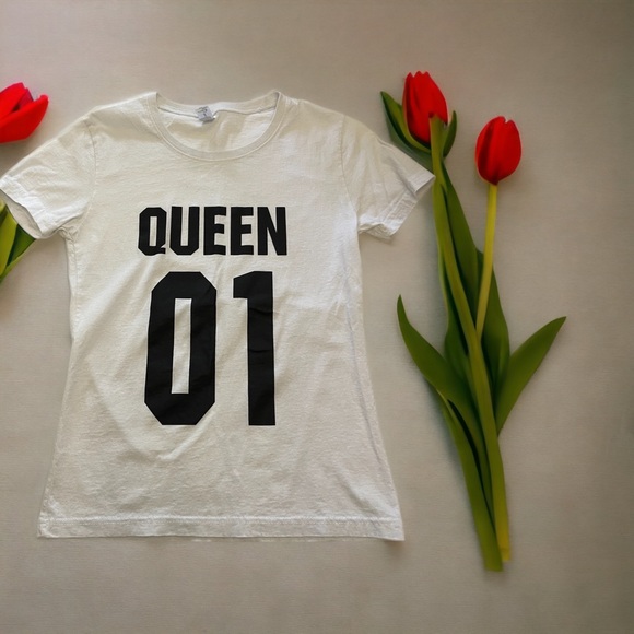 Tops - ❌Firm Price ❌ Woman’s NWOT #01 Queen 👸 T-shirt size large. Runs small 🌹